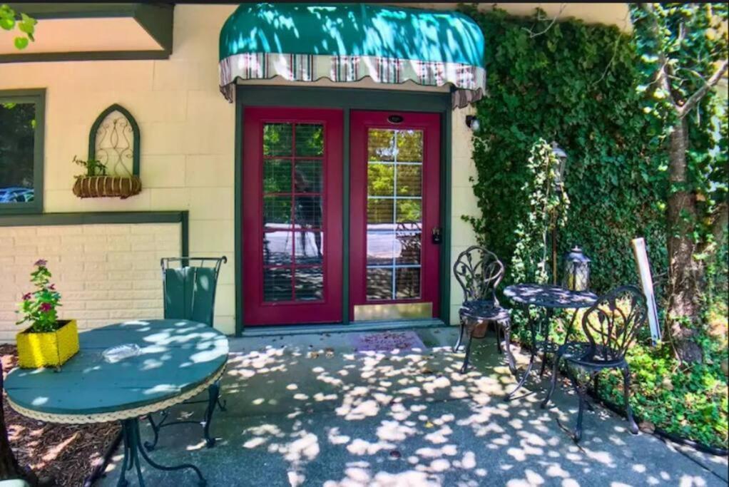 Jacuzzi Suite 206 At Tradewinds Eureka Springs Exterior foto