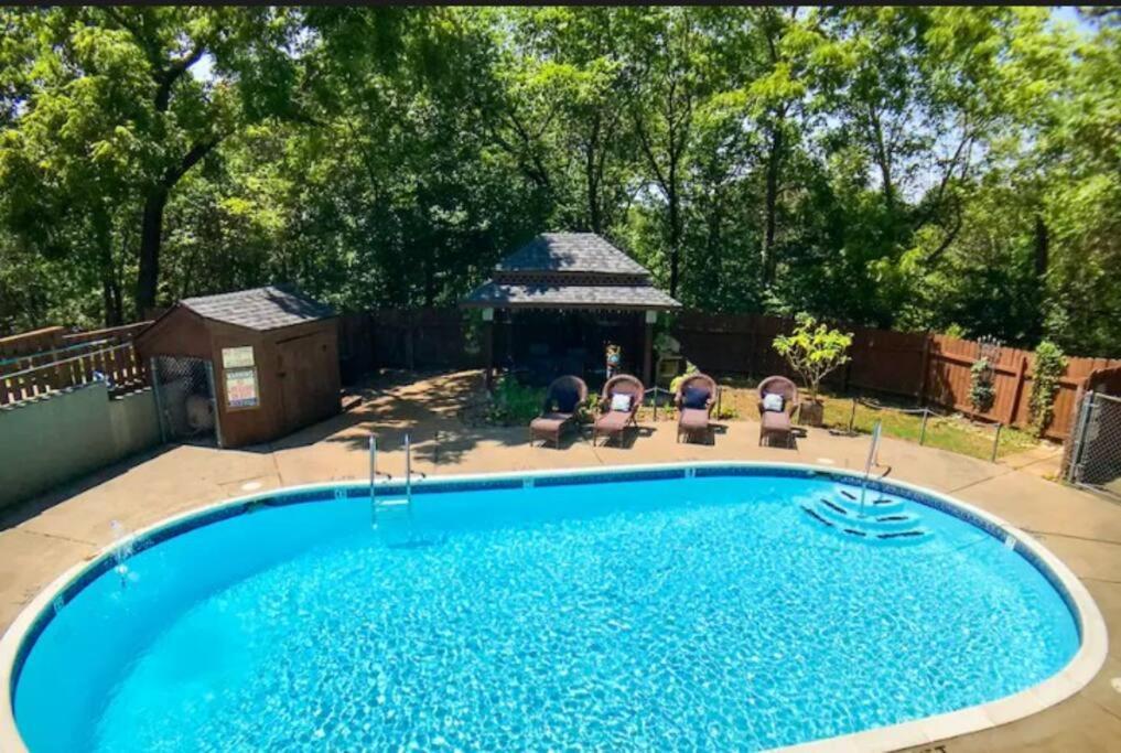 Jacuzzi Suite 206 At Tradewinds Eureka Springs Exterior foto